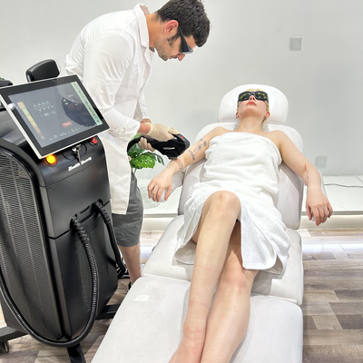 إزالة الشعر بالليزر بالديود 2000 واط خصم 50% سبتمبر ترويج مع 4 أطوال موجة 808 755 940 1064nm
